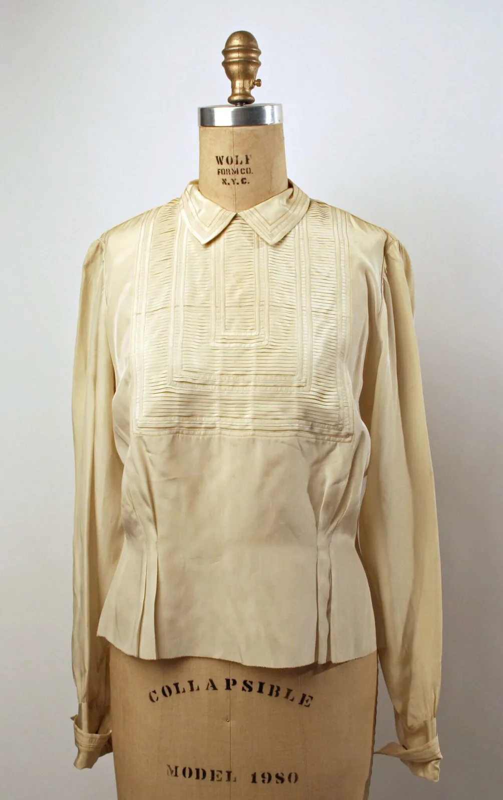 Blusa de seda bege com pregas