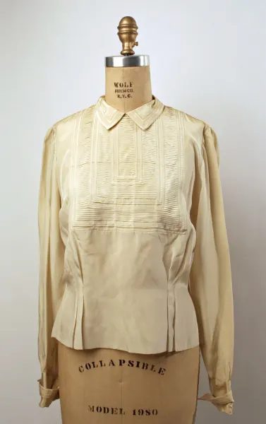 Blusa de seda bege com pregas