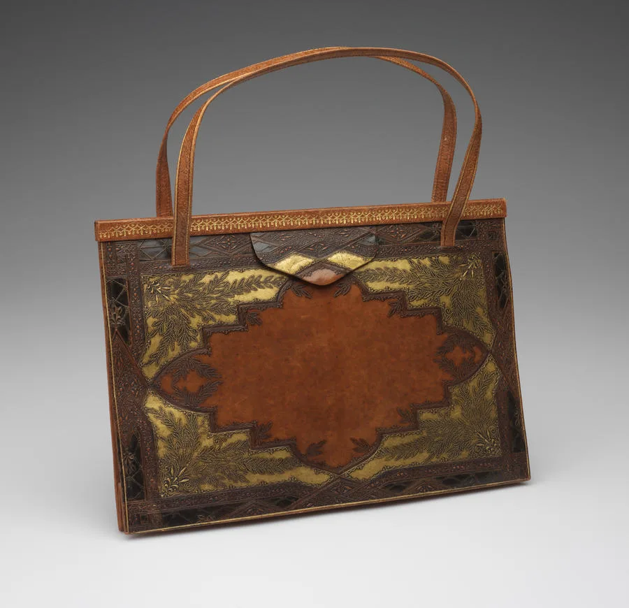 Bolsa de couro com aplicações