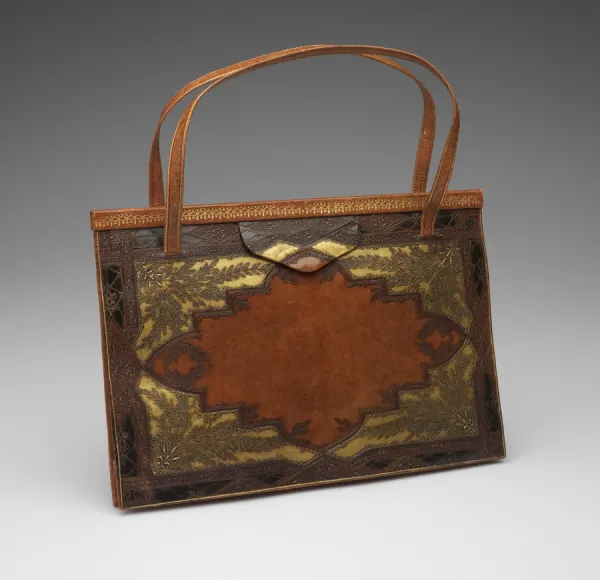 Bolsa de couro com aplicações